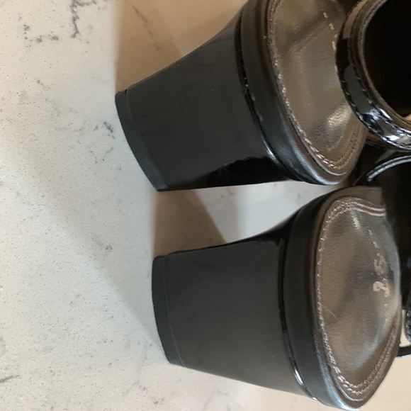 Black heels by Life Stride. - Picture 3 of 7